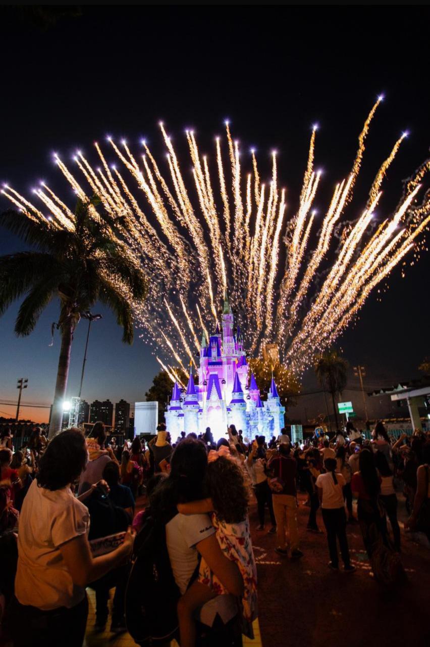 Show de fogos de artificio no castelo iluminado